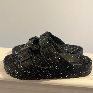 Black spray paint printed slides (so comfy) 🖤